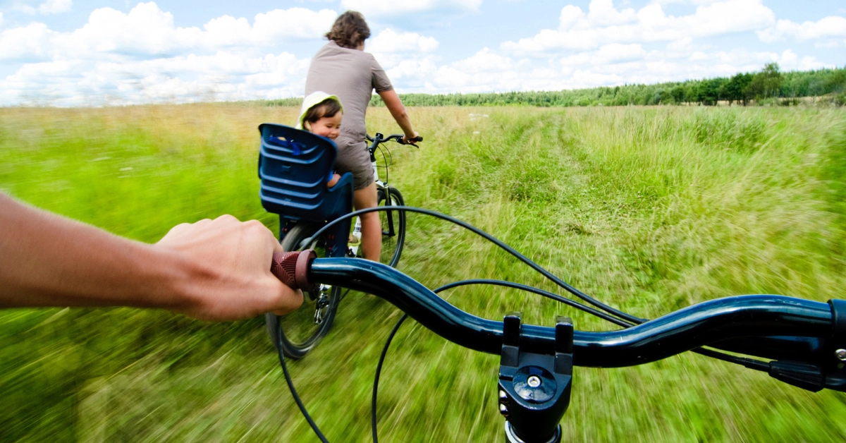 pessoa de bicicleta na grama