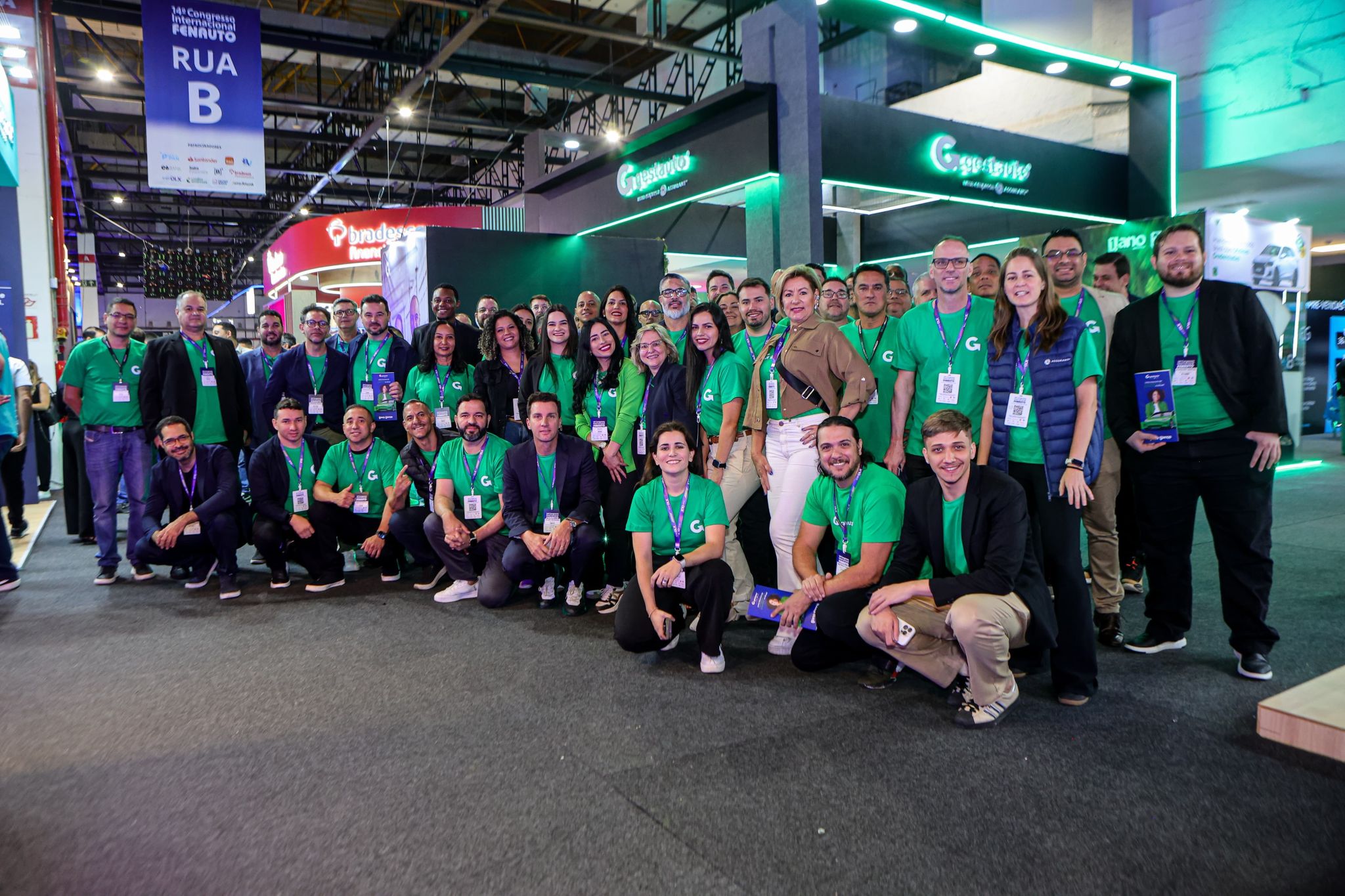 grupo de pessoas em um evento