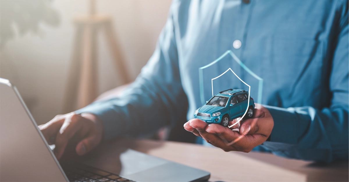 homem sentado em frente a computador