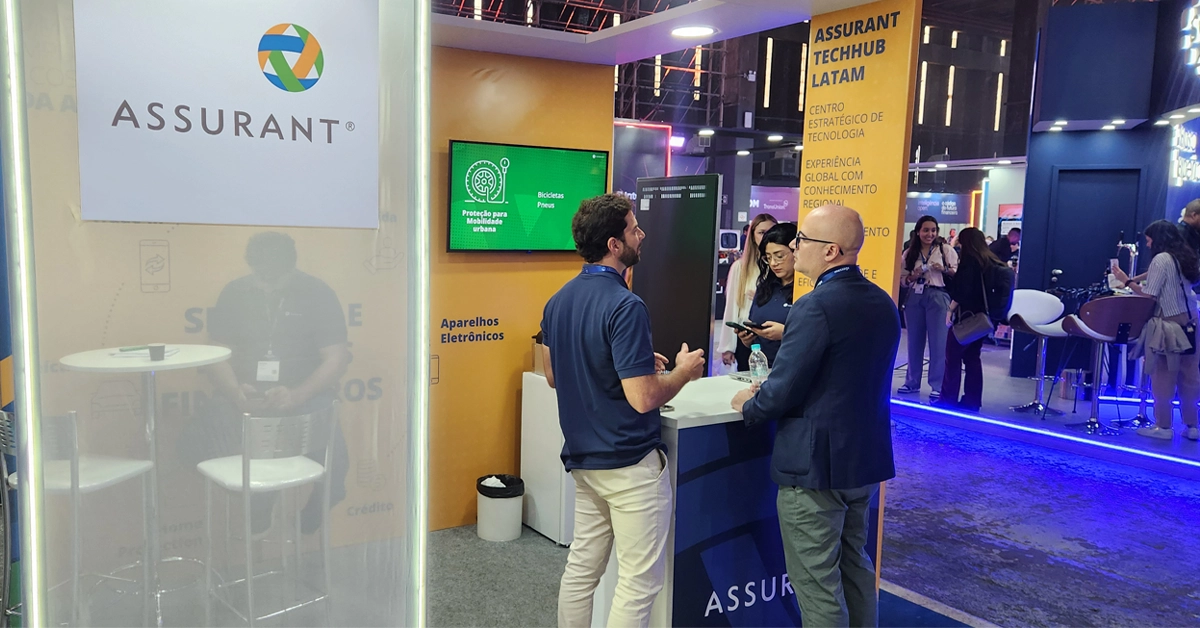 pessoas em pé em frente a loja