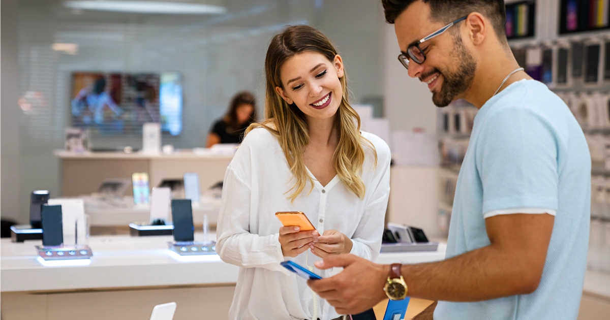 mulher posando para foto em frente a computador