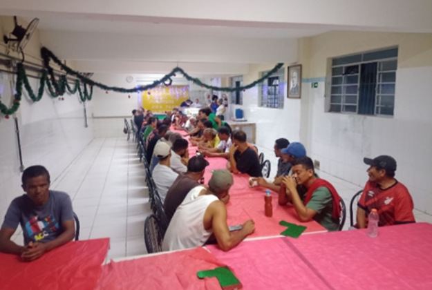 pessoas sentadas ao redor de uma mesa