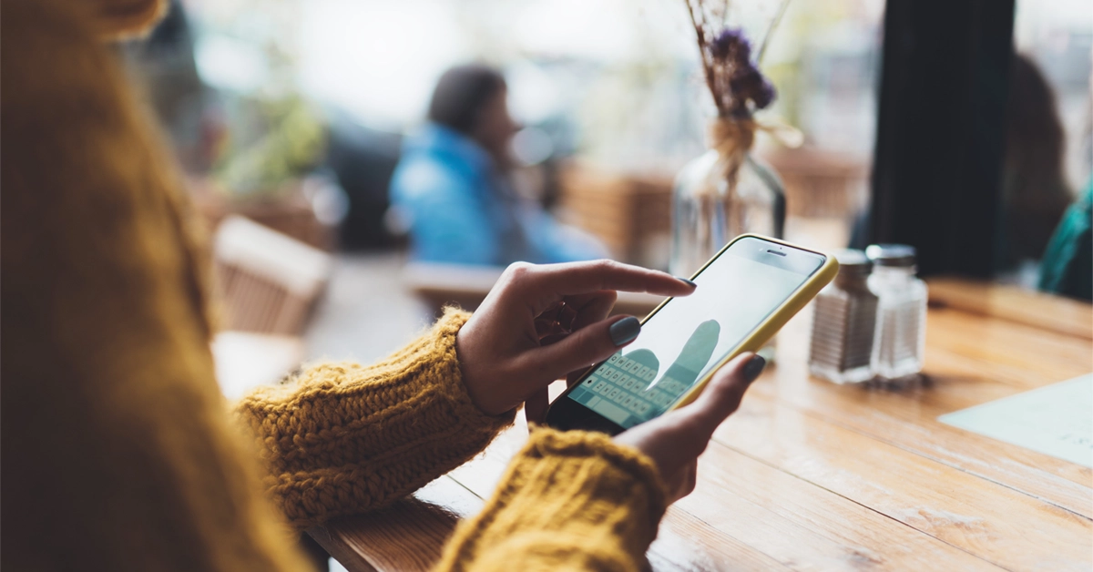 pessoa em cima de mesa