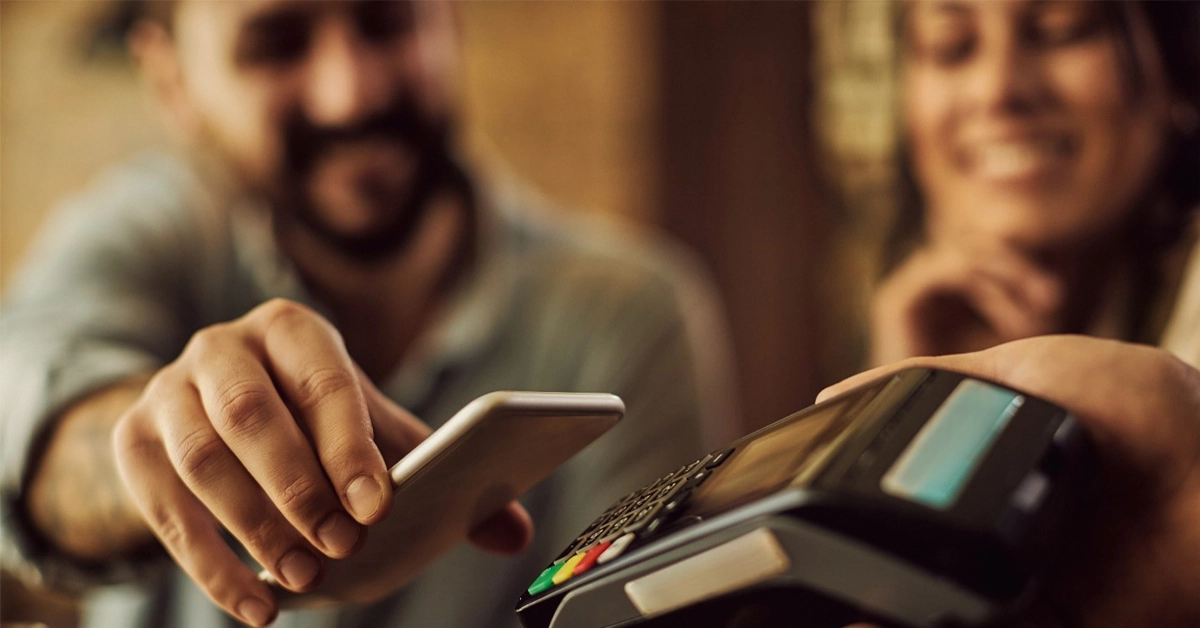 mão segurando aparelho eletrônico