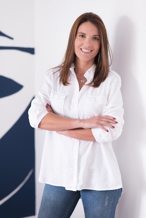 mulher com blusa branca
