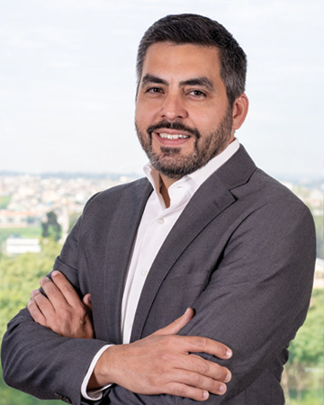 homem em pé com terno