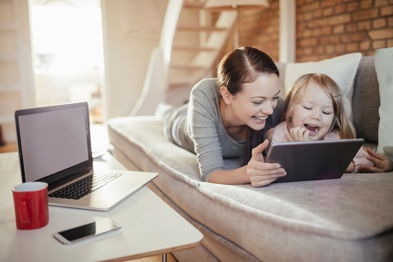 CL-MOBILE-family devices-Getty-507832150-LR CL-MOBILE-family devices-Getty-507832150-LR